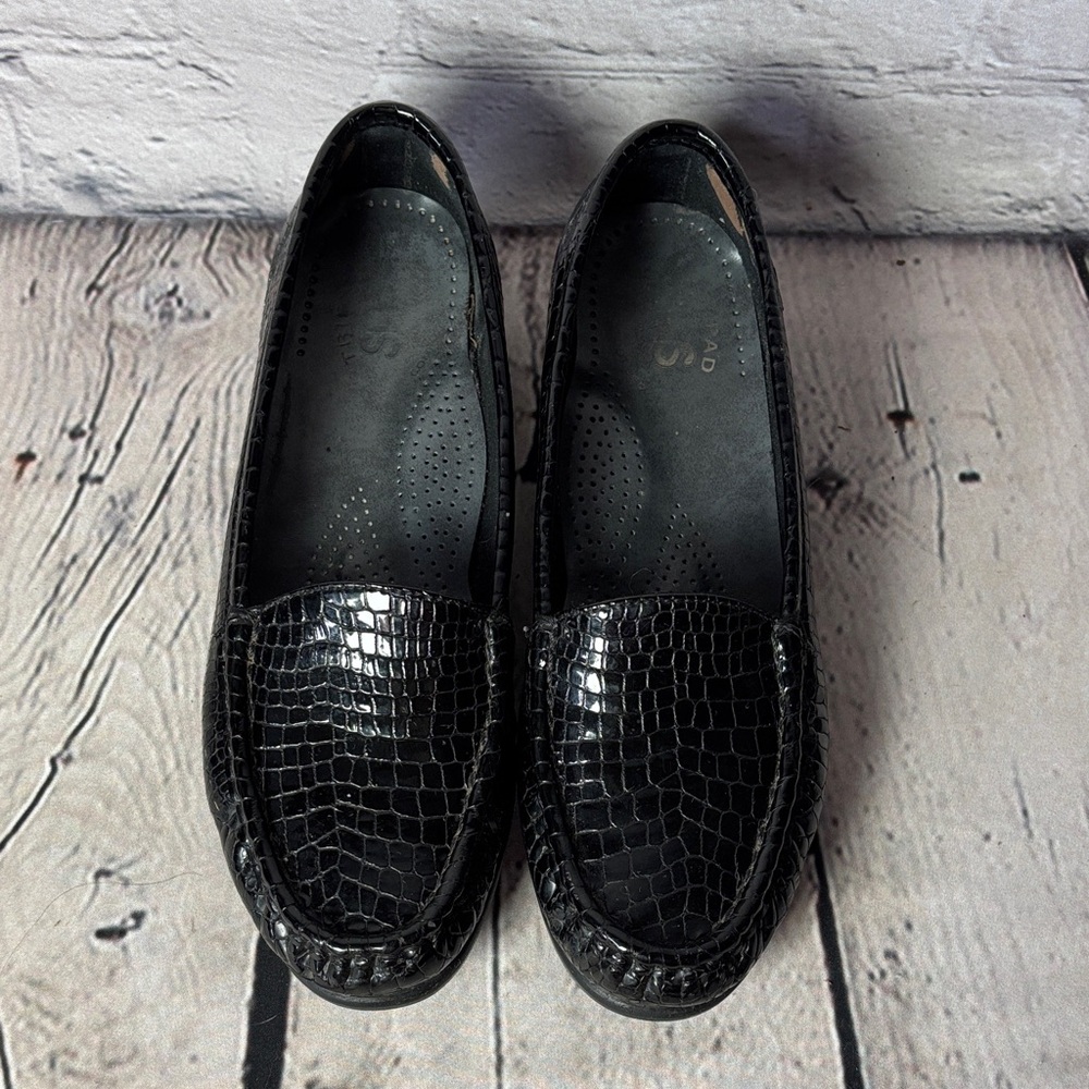 SAS Women's Black Crocodile Pattern Loafers